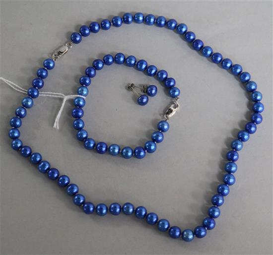 A single strand blue cultured pearl necklace, bracelet and pair of earrings.